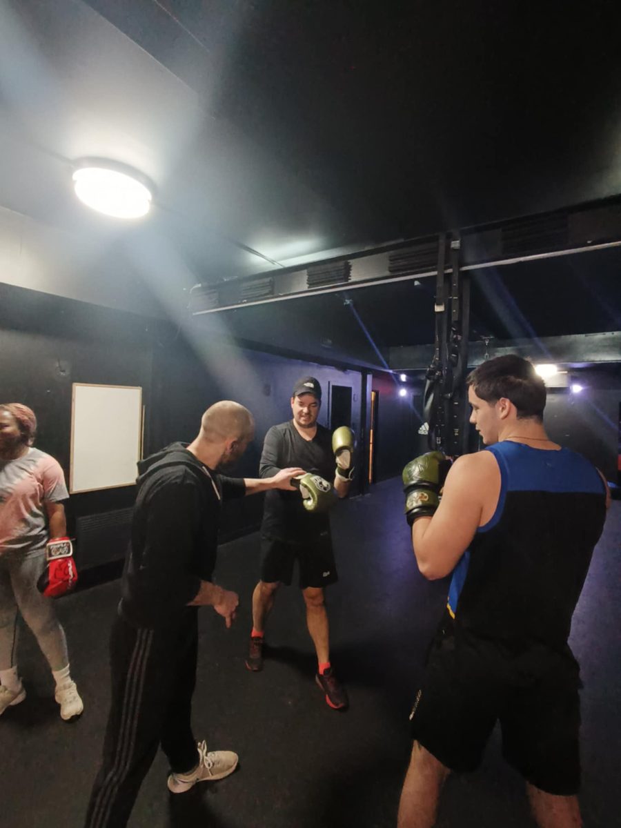 Entraînement aux mitaines avec un coach au club