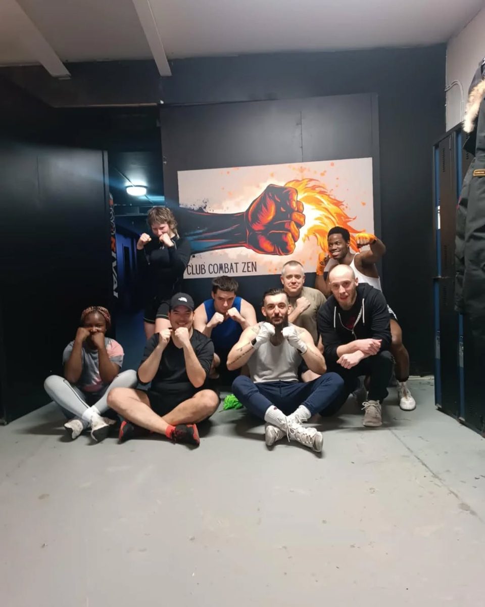 Les membres devant la murale du club